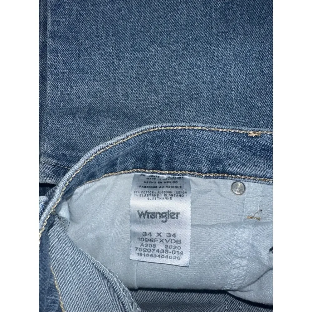 Wrangler Jeans Mens Size 34x34 Light Wash Blue Relaxed Fit Straight Leg Denim